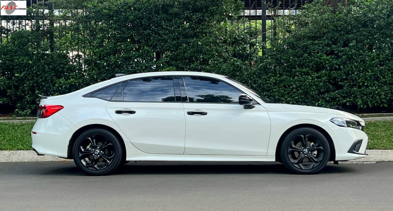 10 HONDA CIVIC RS 2023 PUTIH KM.24RB B 1078 TAJ