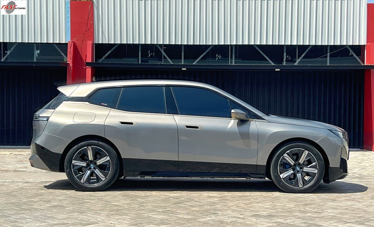 10 BMW iX 2023 X Drive 40 EV SPORT GREY KM.24RB B 102 RRN