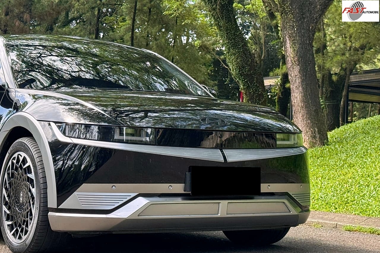 10 HYUNDAI IONIQ 5 SIGNATURE LONG RANGE 2023 HITAM KM 30RB B 1127 JNO