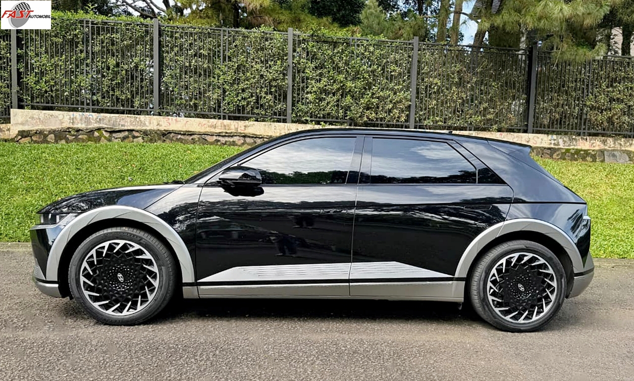 11 HYUNDAI IONIQ 5 SIGNATURE LONG RANGE 2023 HITAM KM 30RB B 1127 JNO