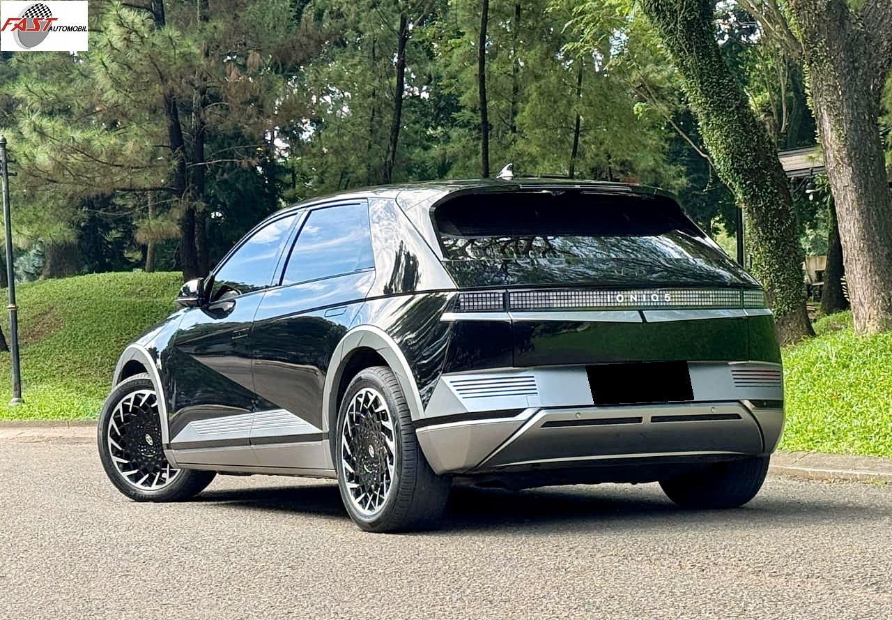 12 HYUNDAI IONIQ 5 SIGNATURE LONG RANGE 2023 HITAM KM 30RB B 1127 JNO