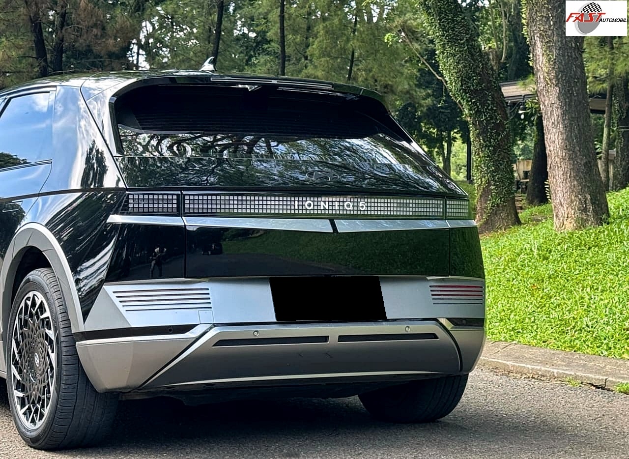 14 HYUNDAI IONIQ 5 SIGNATURE LONG RANGE 2023 HITAM KM 30RB B 1127 JNO