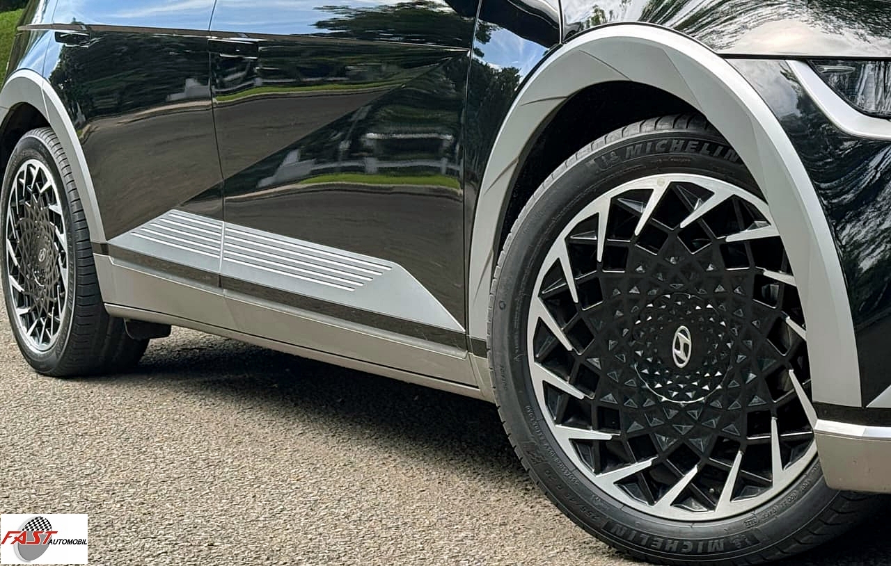 16 HYUNDAI IONIQ 5 SIGNATURE LONG RANGE 2023 HITAM KM 30RB B 1127 JNO