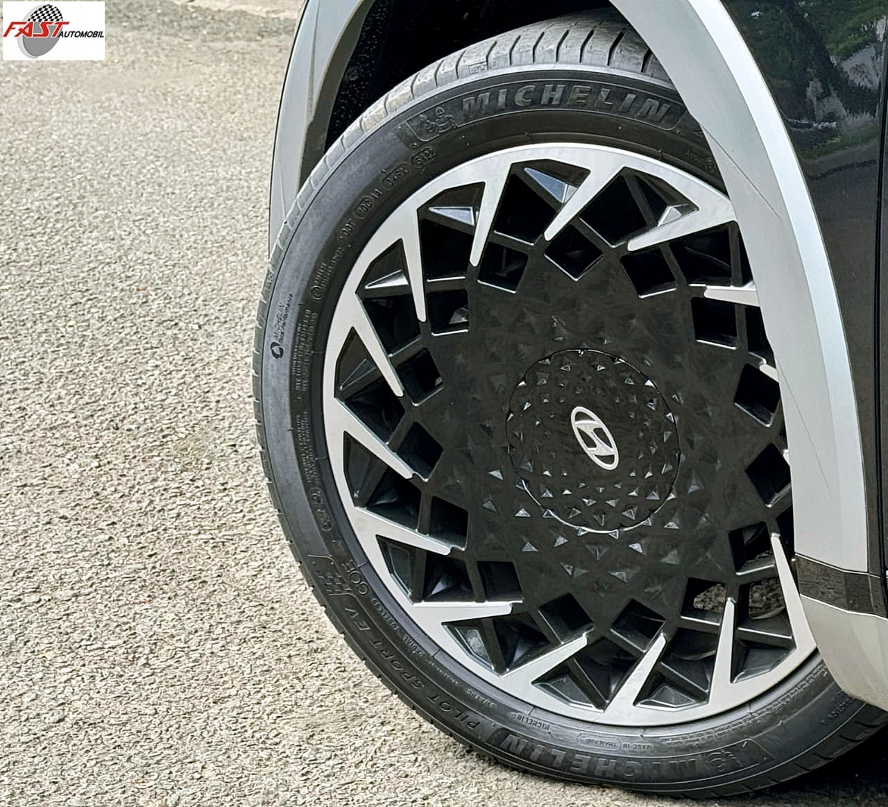 17 HYUNDAI IONIQ 5 SIGNATURE LONG RANGE 2023 HITAM KM 30RB B 1127 JNO