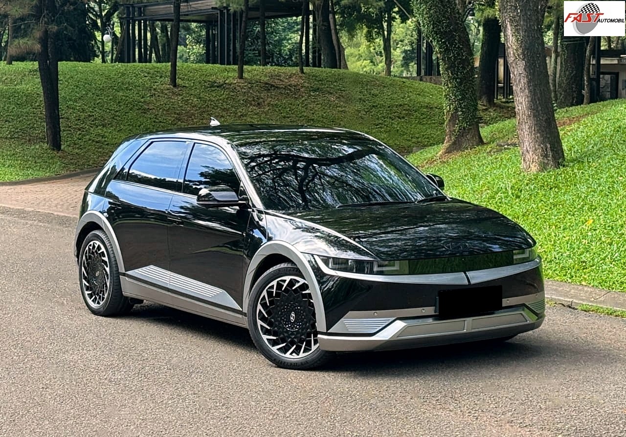 6 HYUNDAI IONIQ 5 SIGNATURE LONG RANGE 2023 HITAM KM 30RB B 1127 JNO