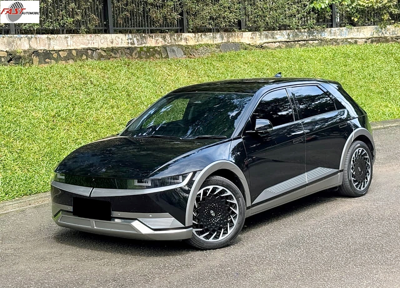 7 HYUNDAI IONIQ 5 SIGNATURE LONG RANGE 2023 HITAM KM 30RB B 1127 JNO