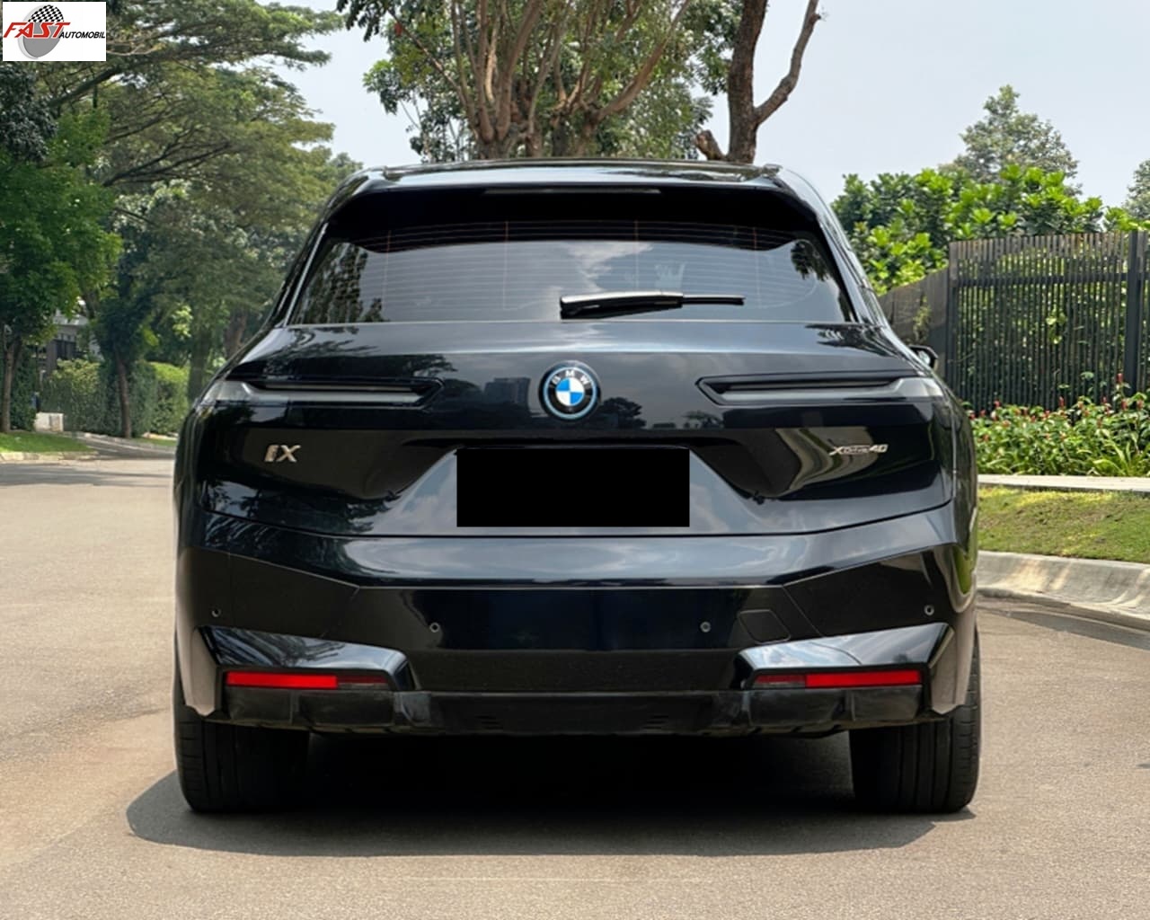 10 BMW iX xDrive40 Sport 2023 HITAM KM.31RB B 8888 JFR