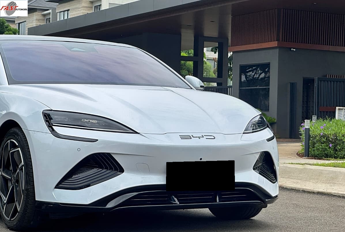10 BYD Seal Performance 2024 putih F 18 YY