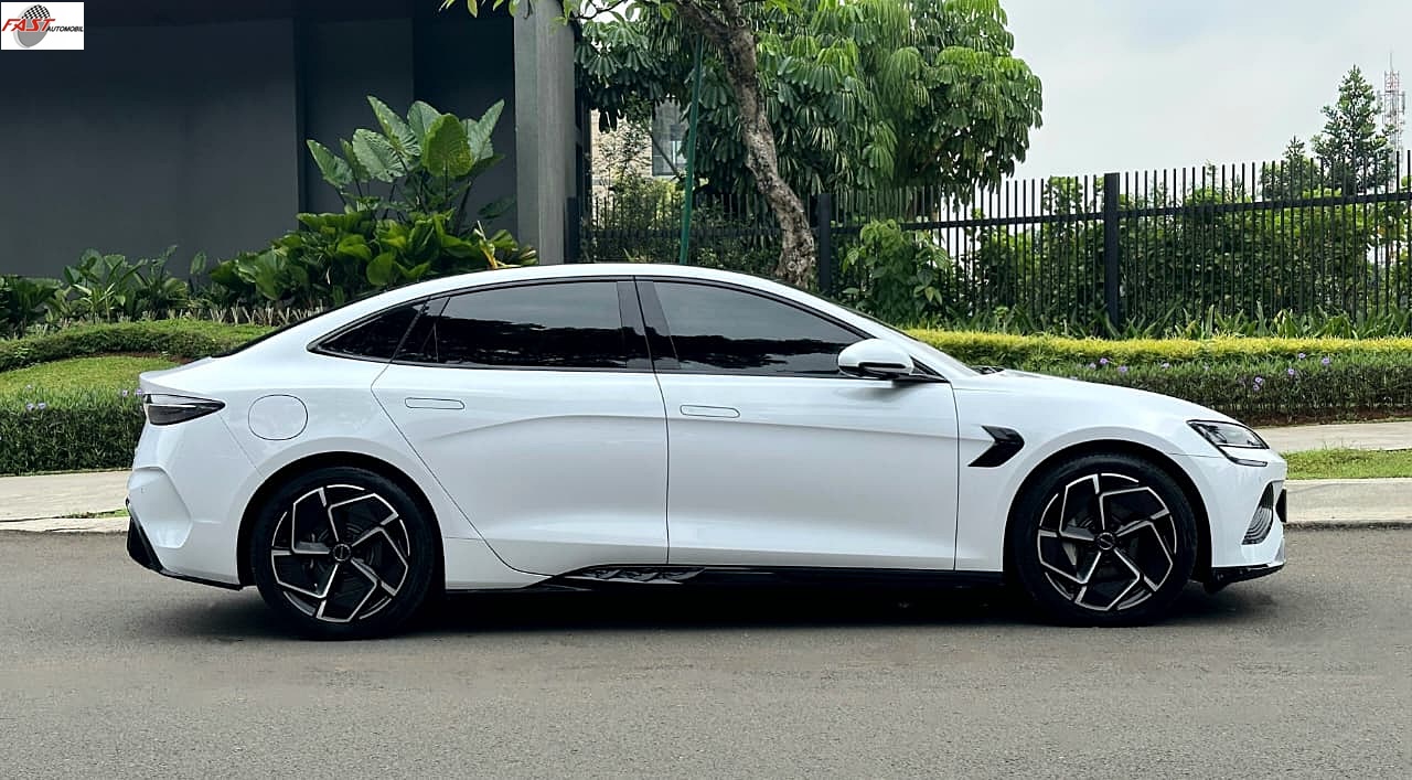 11 BYD Seal Performance 2024 putih F 18 YY