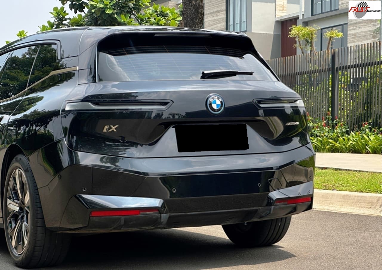 12 BMW iX xDrive40 Sport 2023 HITAM KM.31RB B 8888 JFR