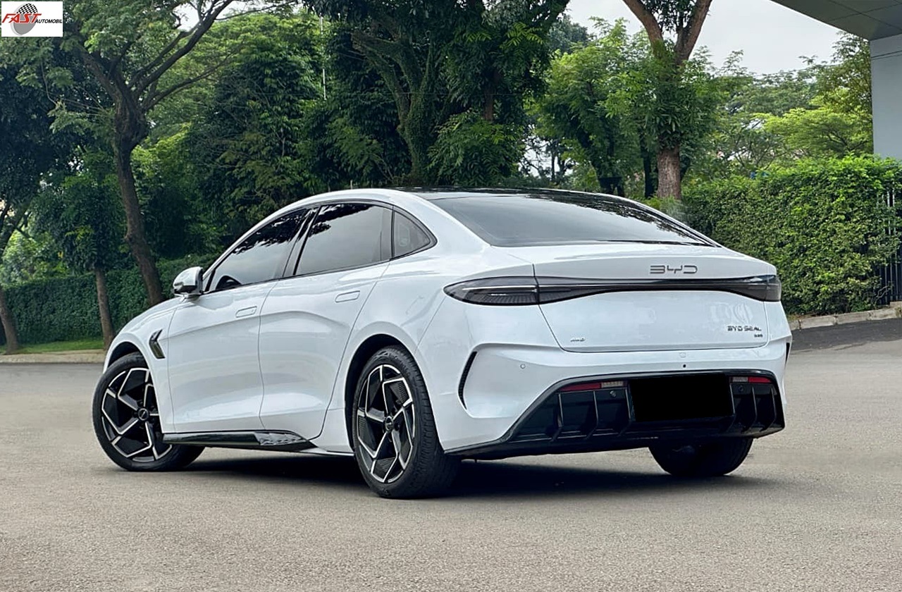 12 BYD Seal Performance 2024 putih F 18 YY