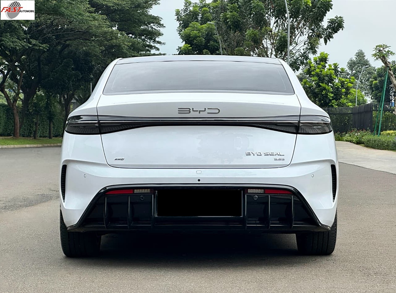 13 BYD Seal Performance 2024 putih F 18 YY