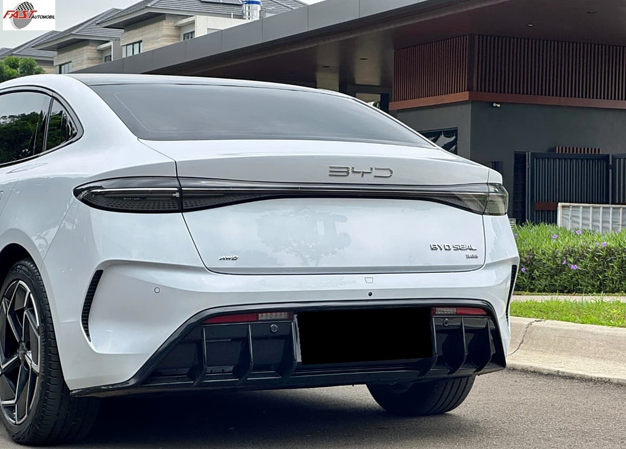 14 BYD Seal Performance 2024 putih F 18 YY