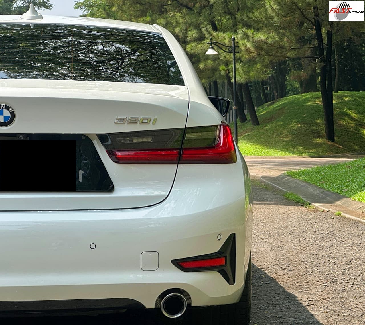 15 BMW 320i 2021 PUTIH B 1945 VO