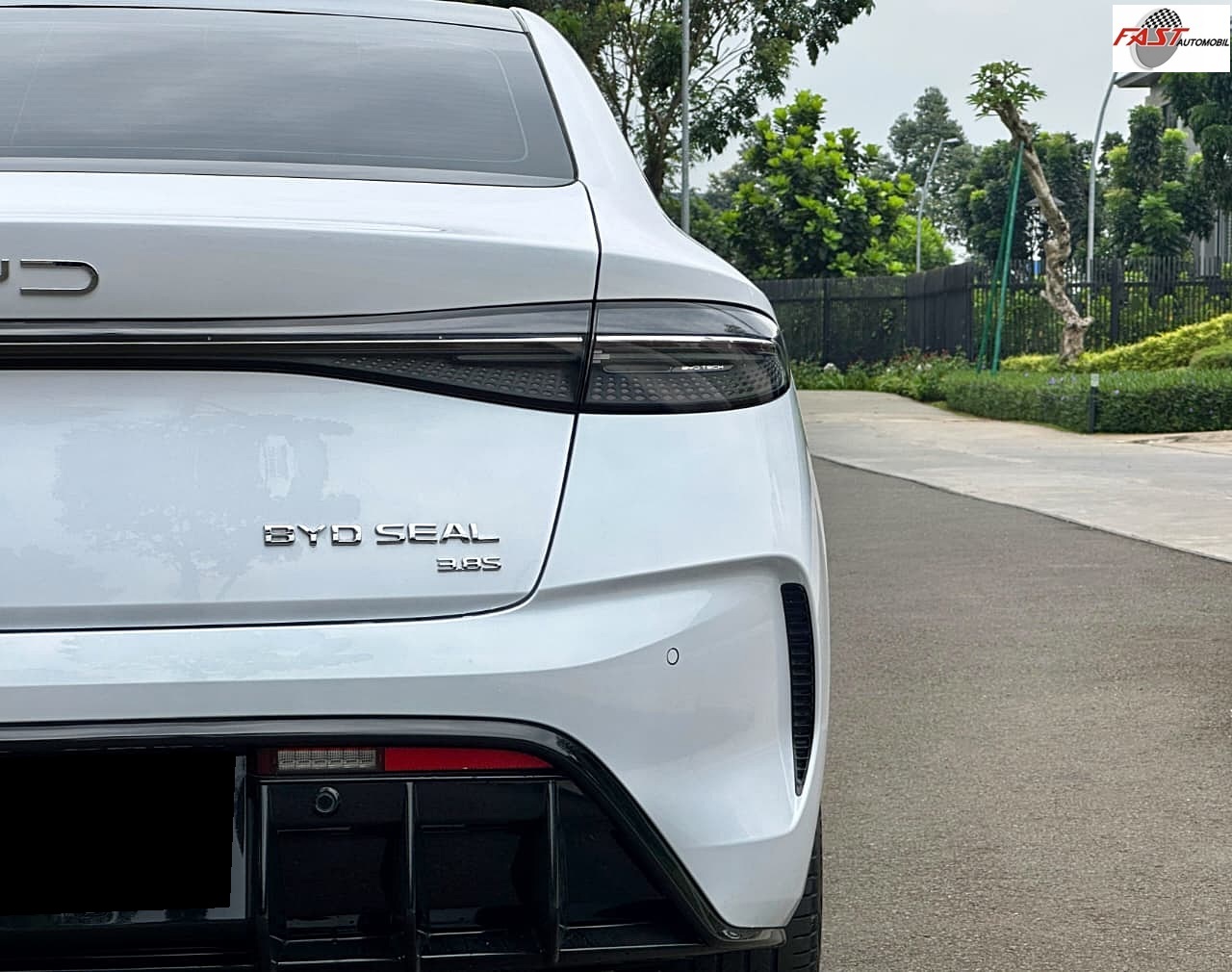 15 BYD Seal Performance 2024 putih F 18 YY