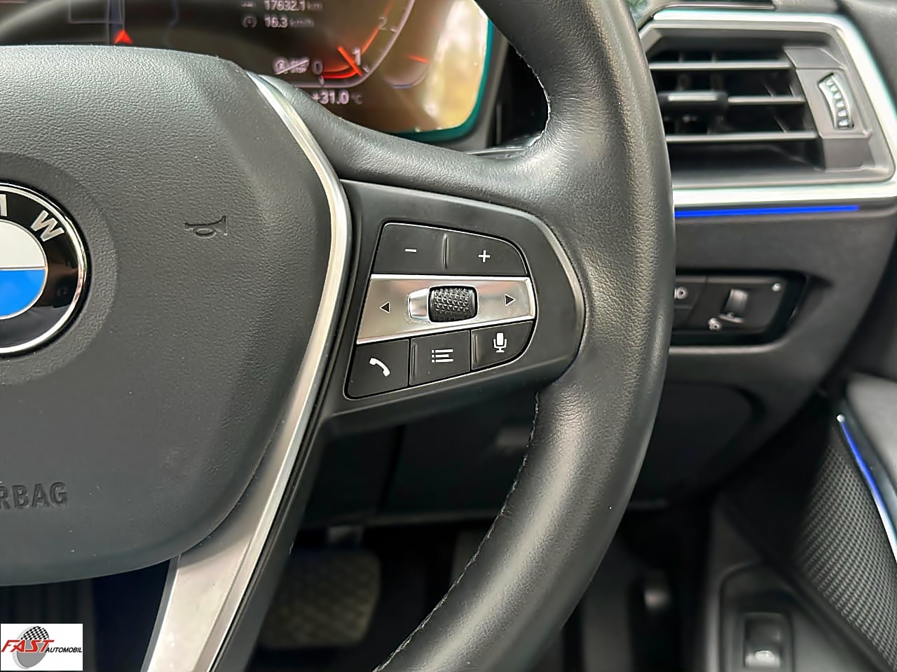 25 BMW 320i 2021 PUTIH B 1945 VO