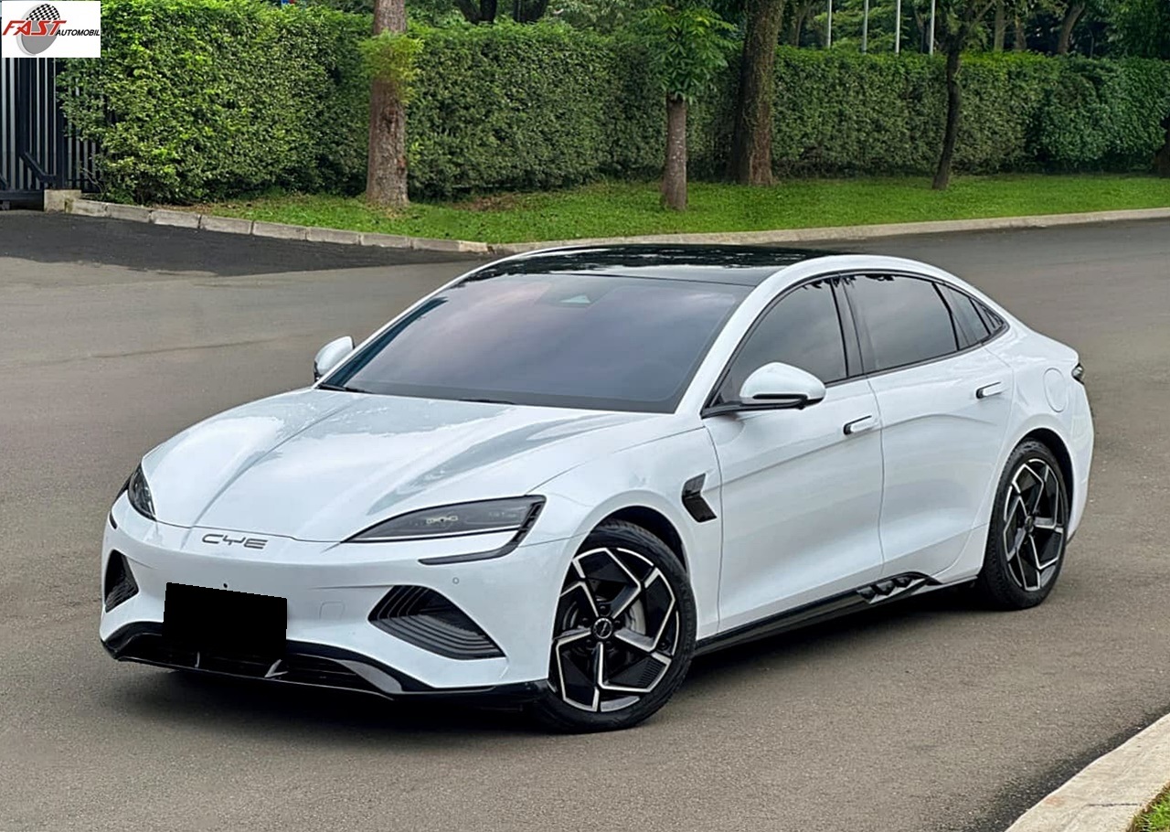 8 BYD Seal Performance 2024 putih F 18 YY