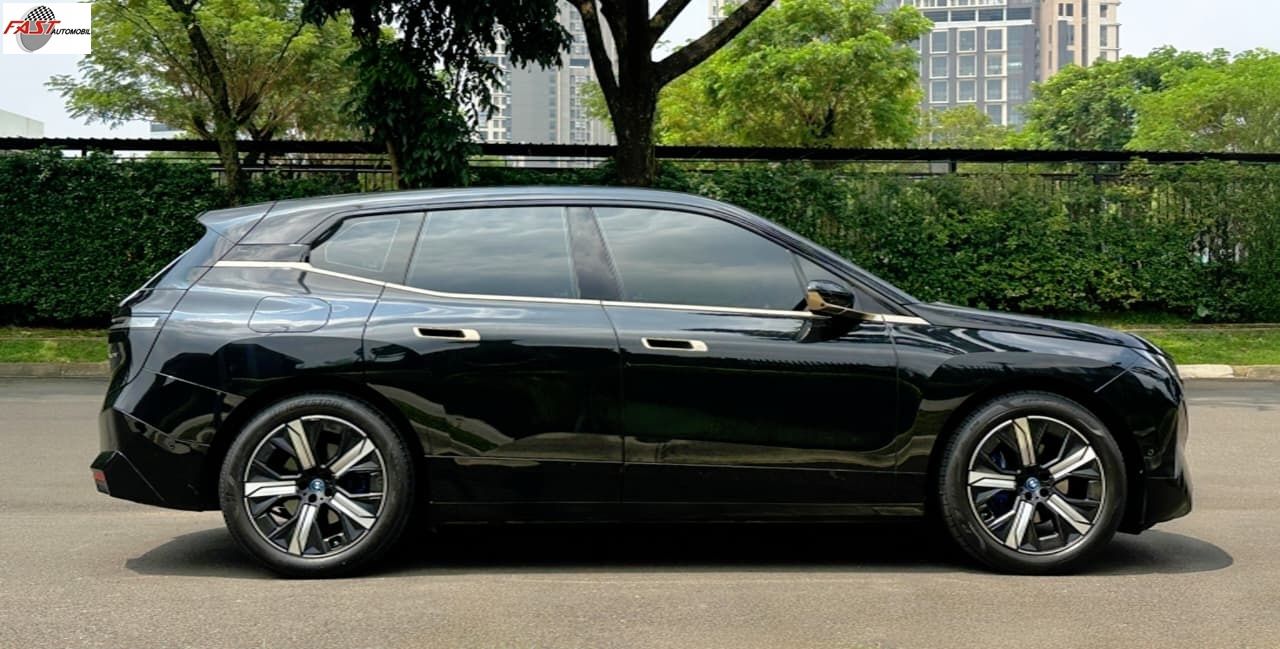 9 BMW iX xDrive40 Sport 2023 HITAM KM.31RB B 8888 JFR