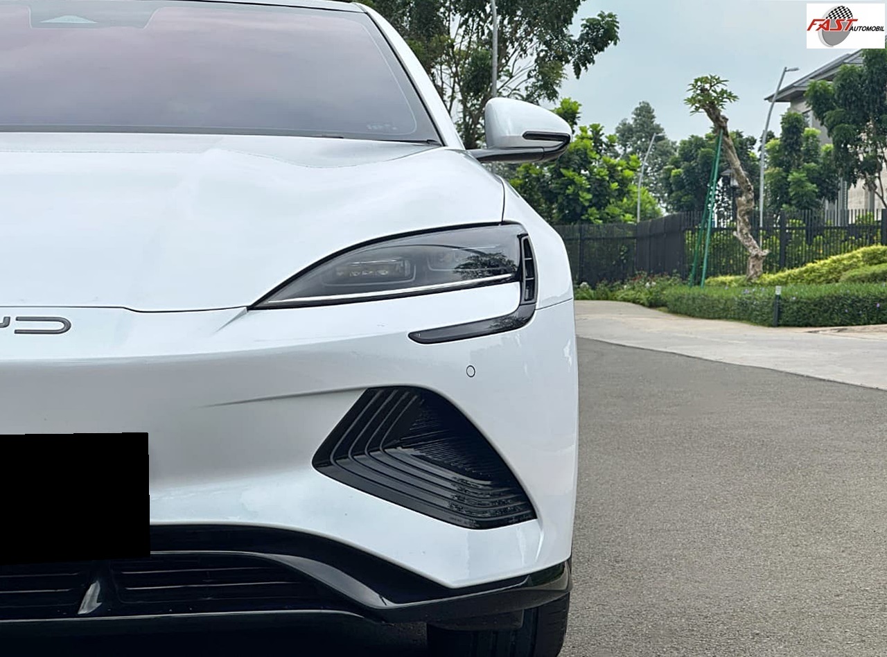 9 BYD Seal Performance 2024 putih F 18 YY