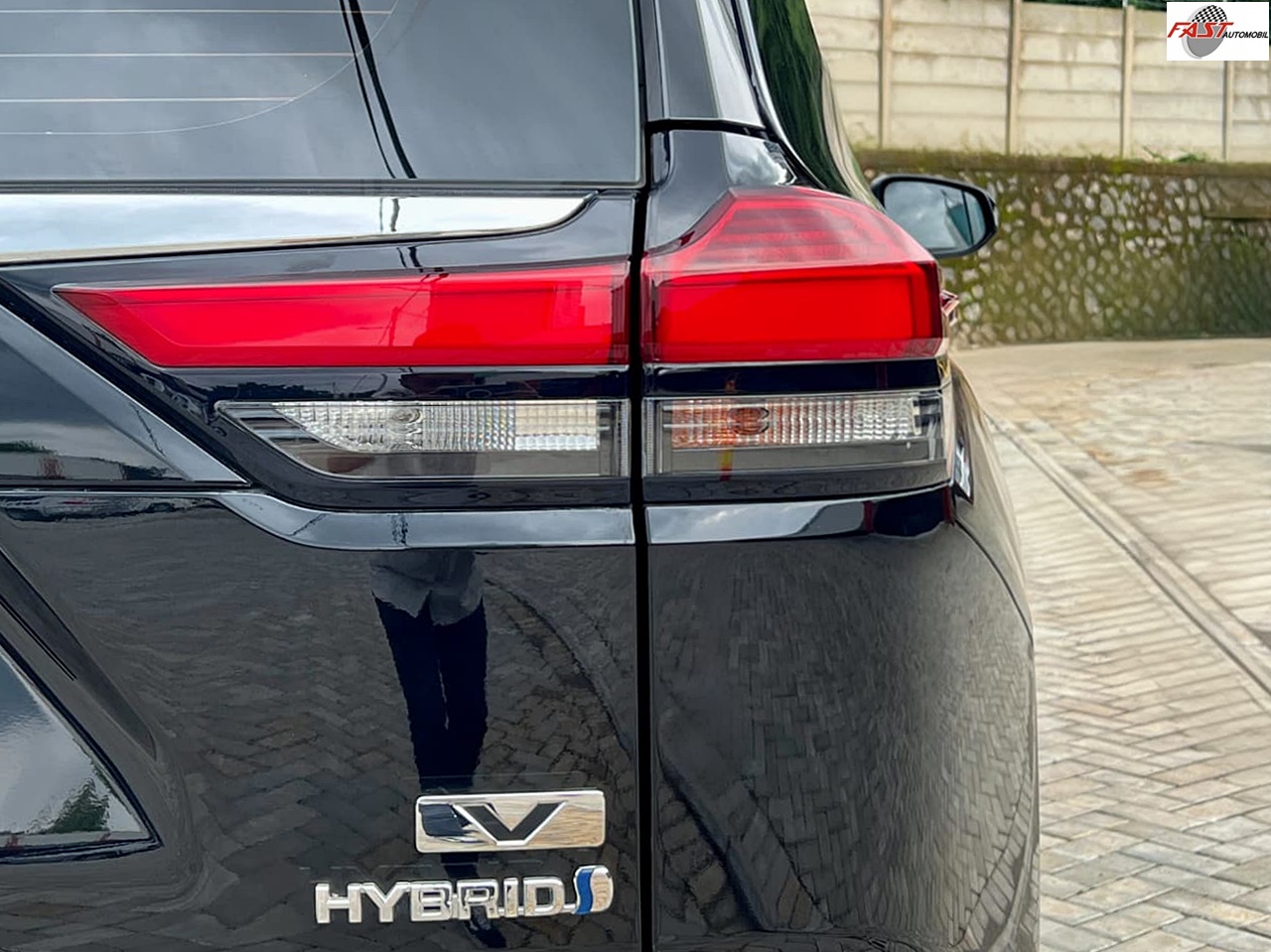 TOYOTA INNOVA ZENIX V HYBRID MODELLISTA 2025 PUTIH KM 7RB B 811 DAN 11