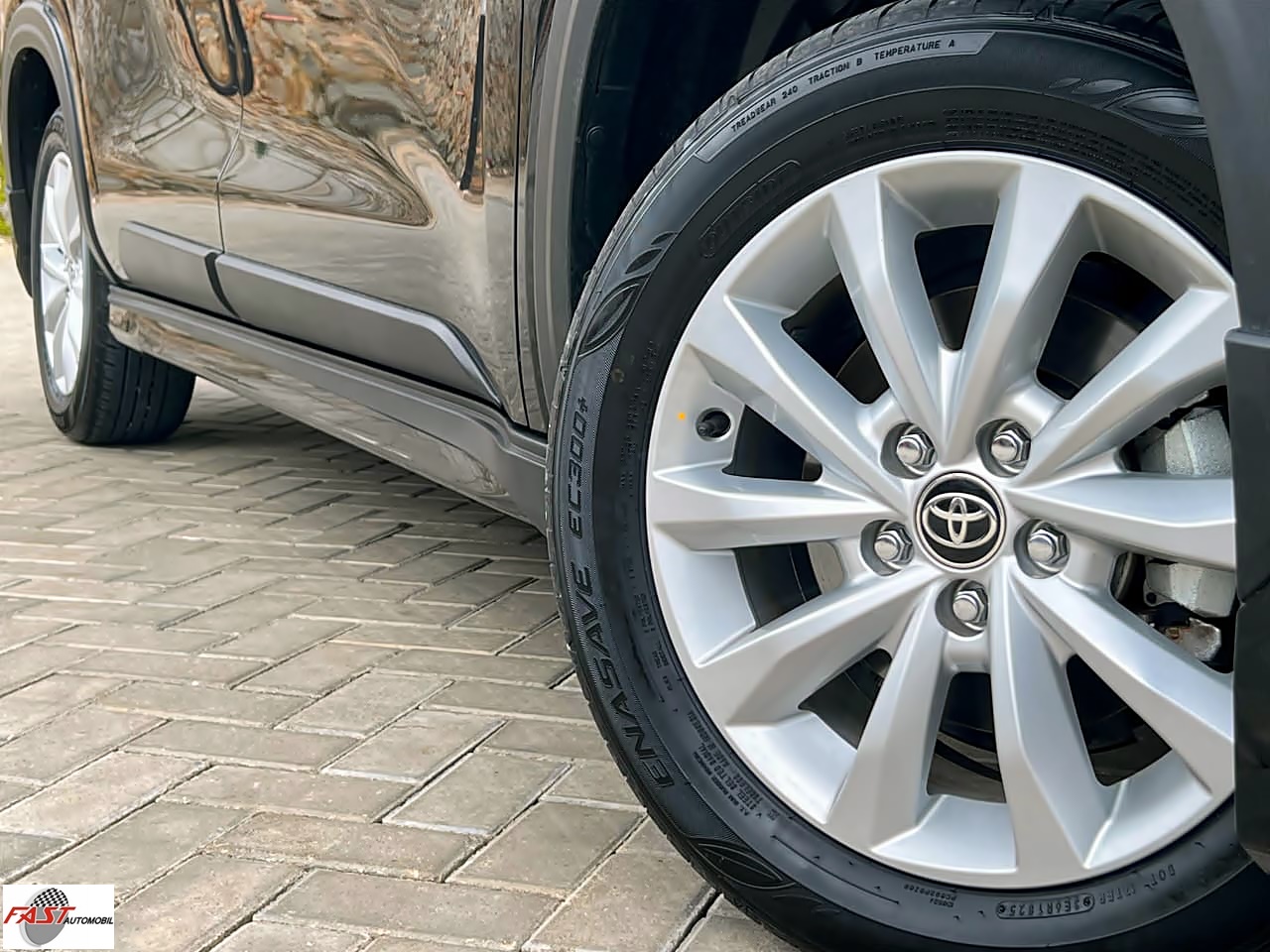 TOYOTA INNOVA ZENIX V HYBRID MODELLISTA 2025 PUTIH KM 7RB B 811 DAN 12