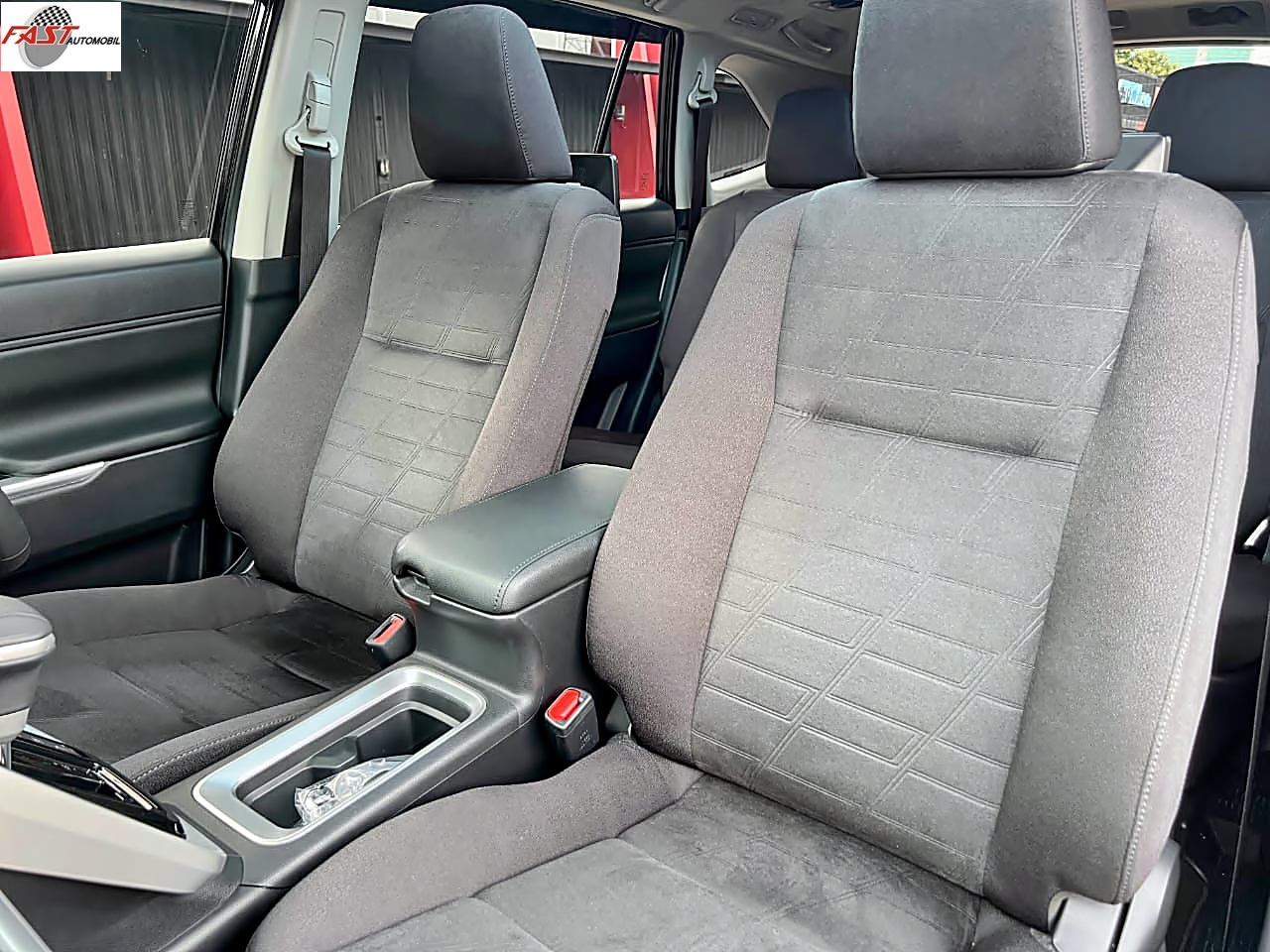 TOYOTA INNOVA ZENIX V HYBRID MODELLISTA 2025 PUTIH KM 7RB B 811 DAN 15