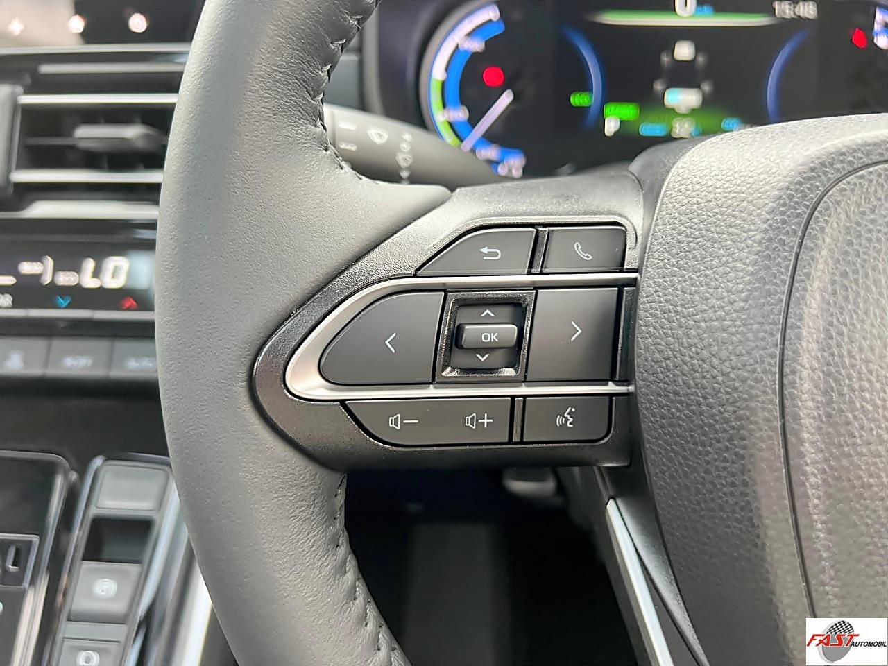 TOYOTA INNOVA ZENIX V HYBRID MODELLISTA 2025 PUTIH KM 7RB B 811 DAN 21