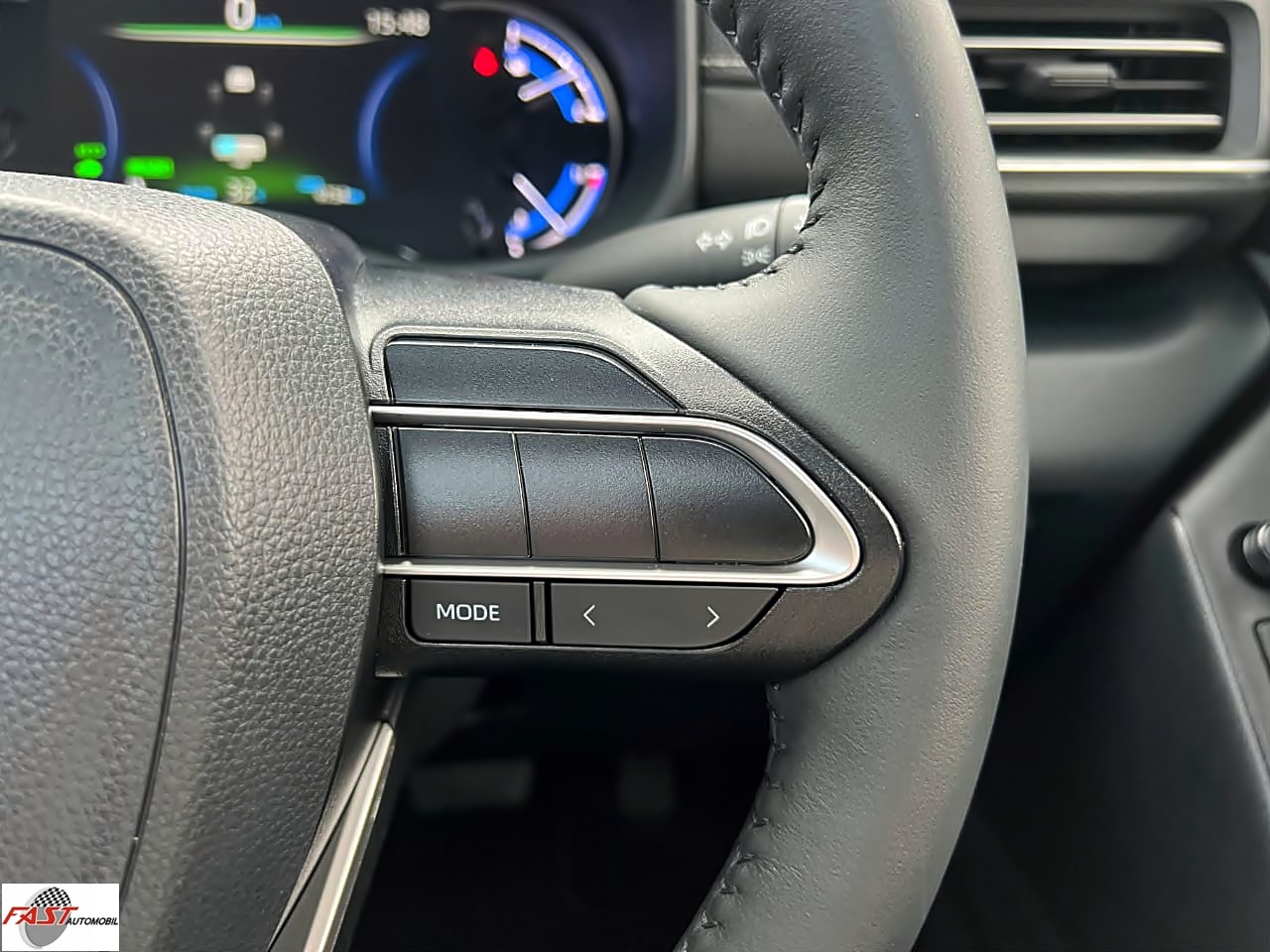 TOYOTA INNOVA ZENIX V HYBRID MODELLISTA 2025 PUTIH KM 7RB B 811 DAN 22