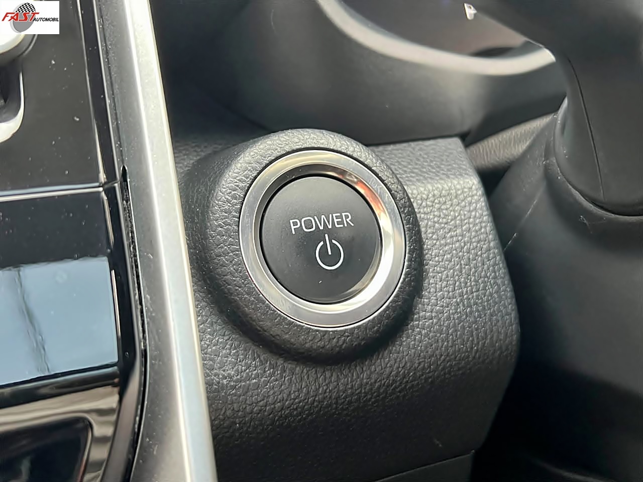 TOYOTA INNOVA ZENIX V HYBRID MODELLISTA 2025 PUTIH KM 7RB B 811 DAN 24