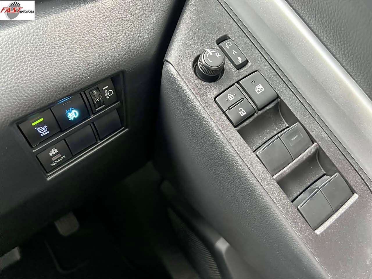 TOYOTA INNOVA ZENIX V HYBRID MODELLISTA 2025 PUTIH KM 7RB B 811 DAN 25