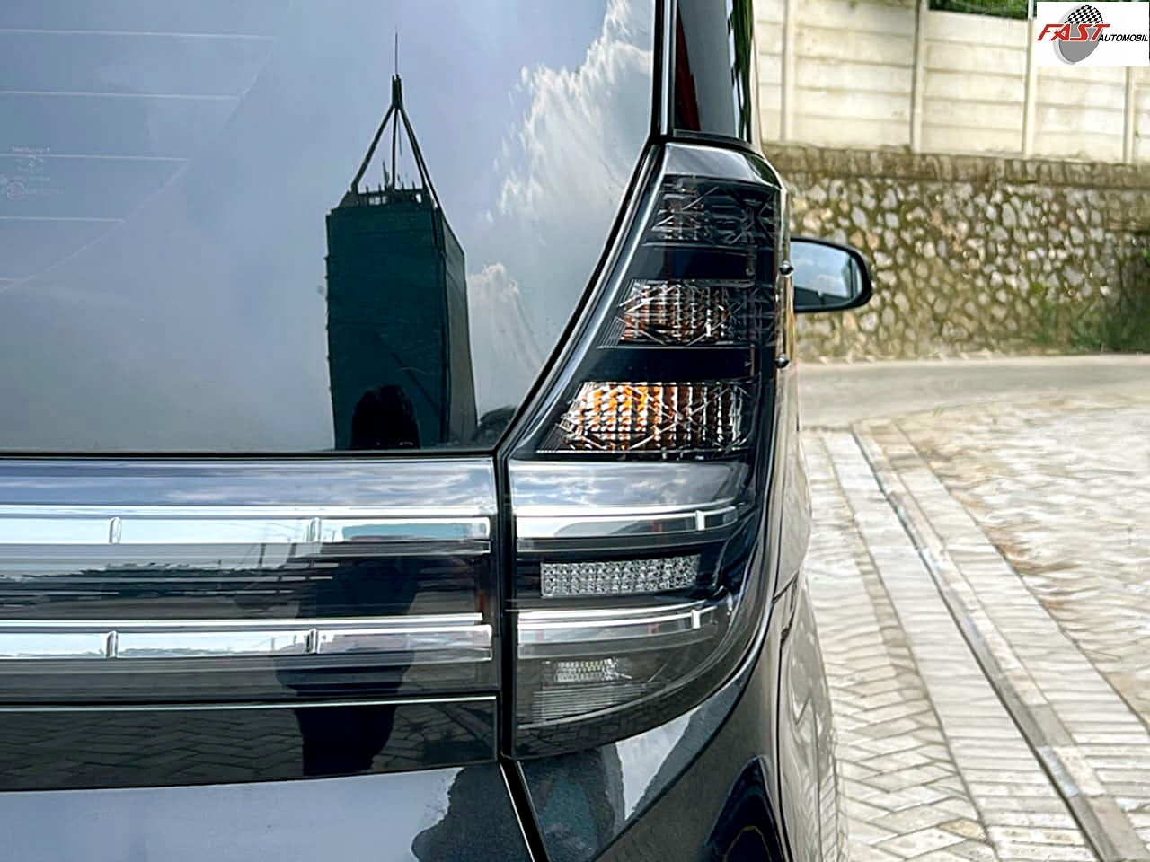 TOYOTA VOXY 2022 HITAM KM 52RB B 1670 NIQ 11