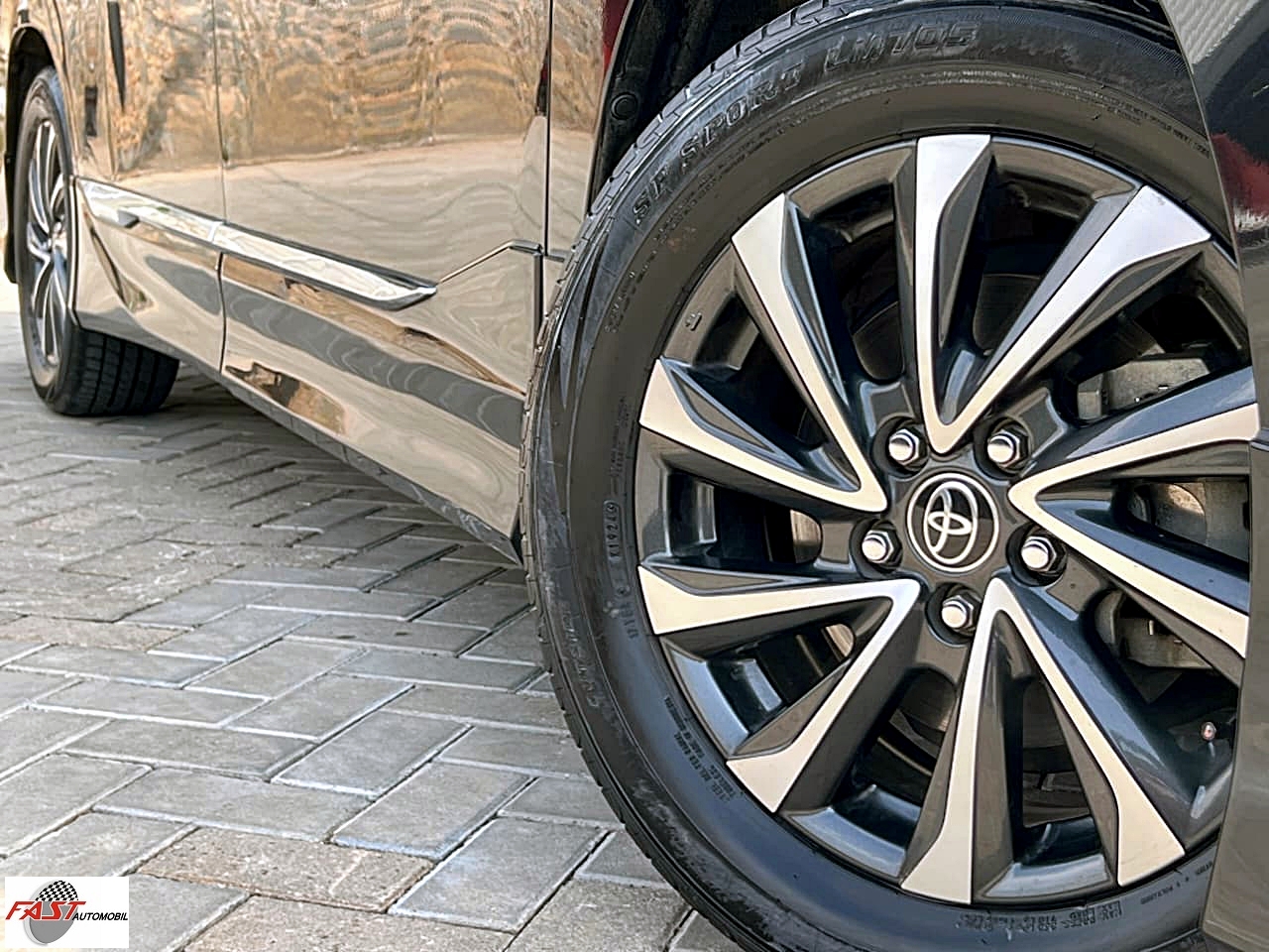 TOYOTA VOXY 2022 HITAM KM 52RB B 1670 NIQ 12