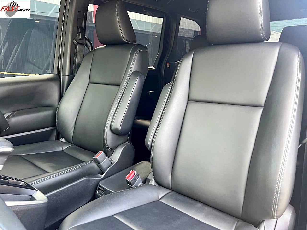 TOYOTA VOXY 2022 HITAM KM 52RB B 1670 NIQ 15