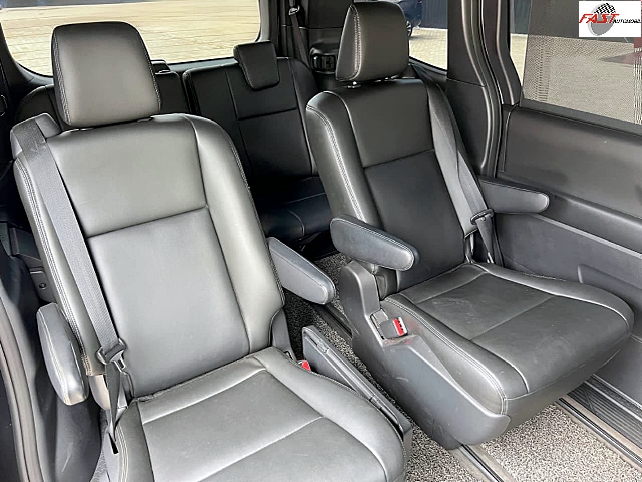 TOYOTA VOXY 2022 HITAM KM 52RB B 1670 NIQ 16