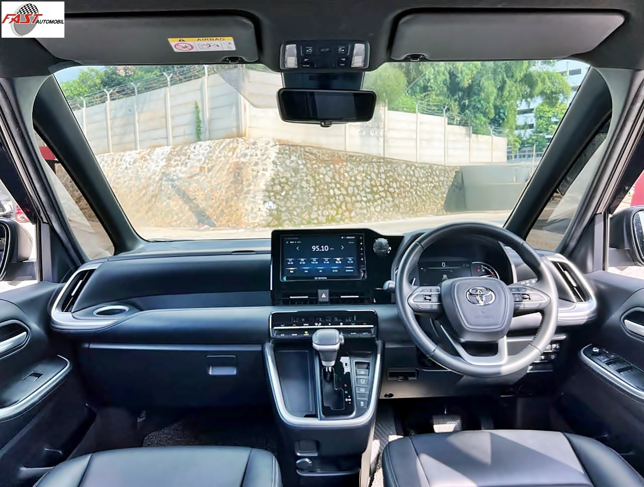 TOYOTA VOXY 2022 HITAM KM 52RB B 1670 NIQ 17