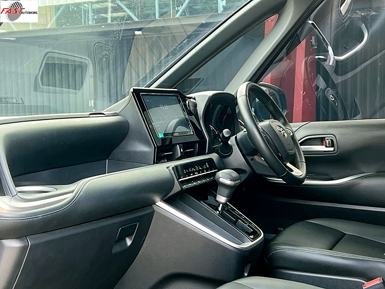 TOYOTA VOXY 2022 HITAM KM 52RB B 1670 NIQ 18