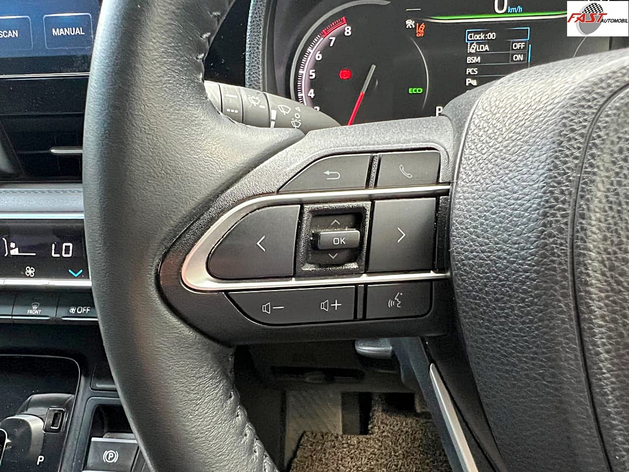 TOYOTA VOXY 2022 HITAM KM 52RB B 1670 NIQ 20