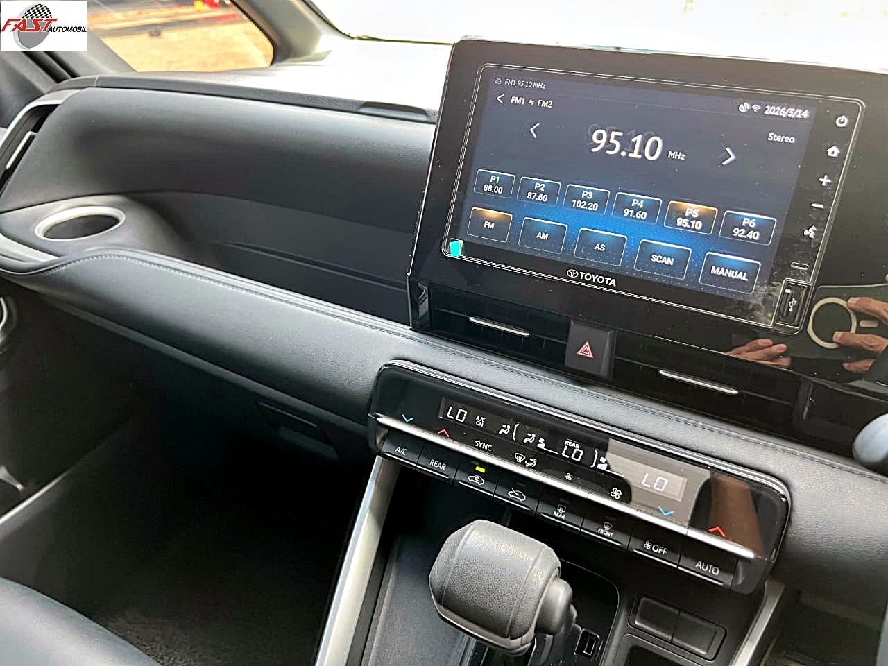 TOYOTA VOXY 2022 HITAM KM 52RB B 1670 NIQ 22