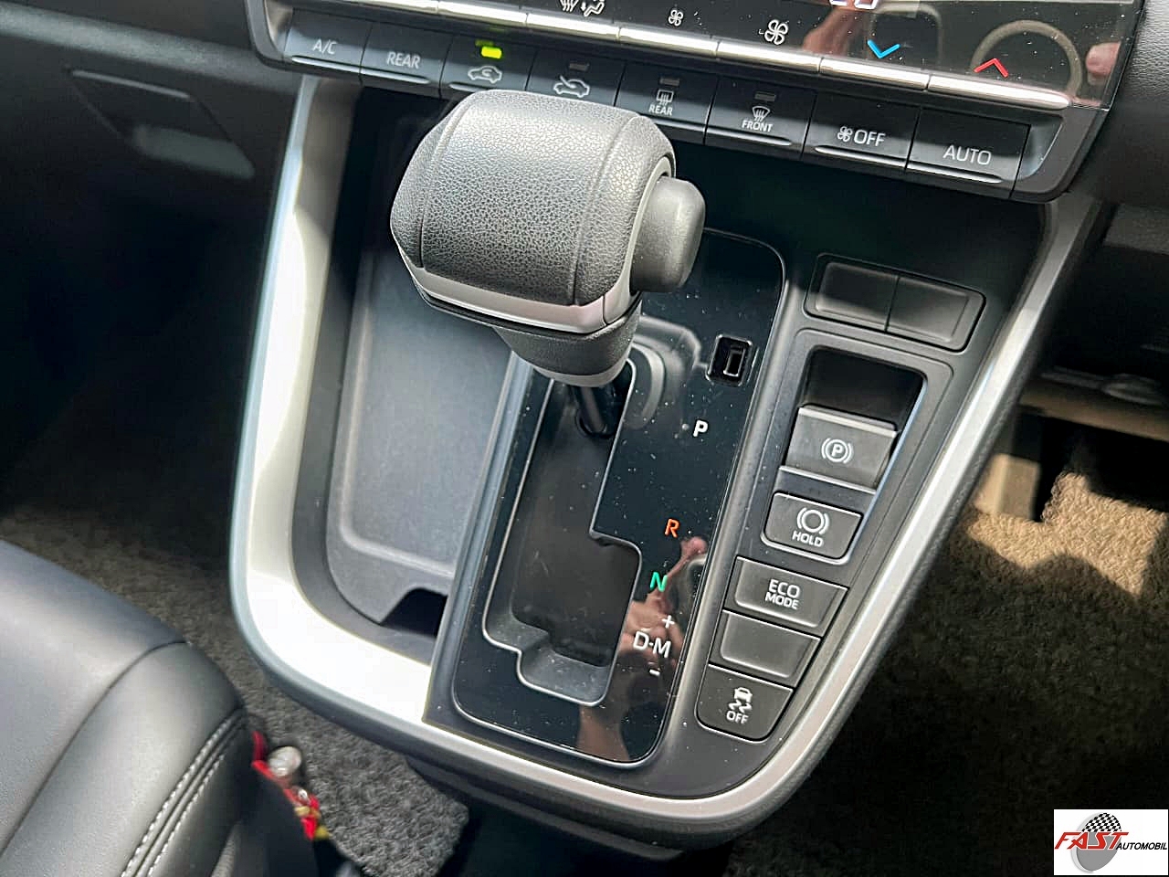 TOYOTA VOXY 2022 HITAM KM 52RB B 1670 NIQ 23