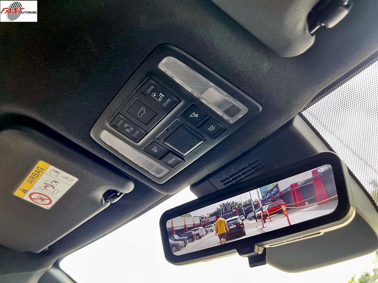 TOYOTA VOXY 2022 HITAM KM 52RB B 1670 NIQ 24