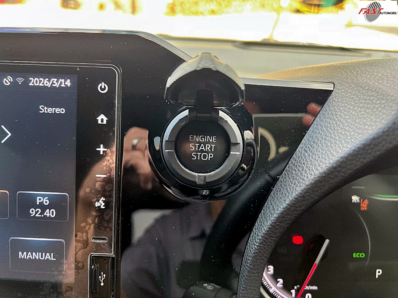 TOYOTA VOXY 2022 HITAM KM 52RB B 1670 NIQ 26