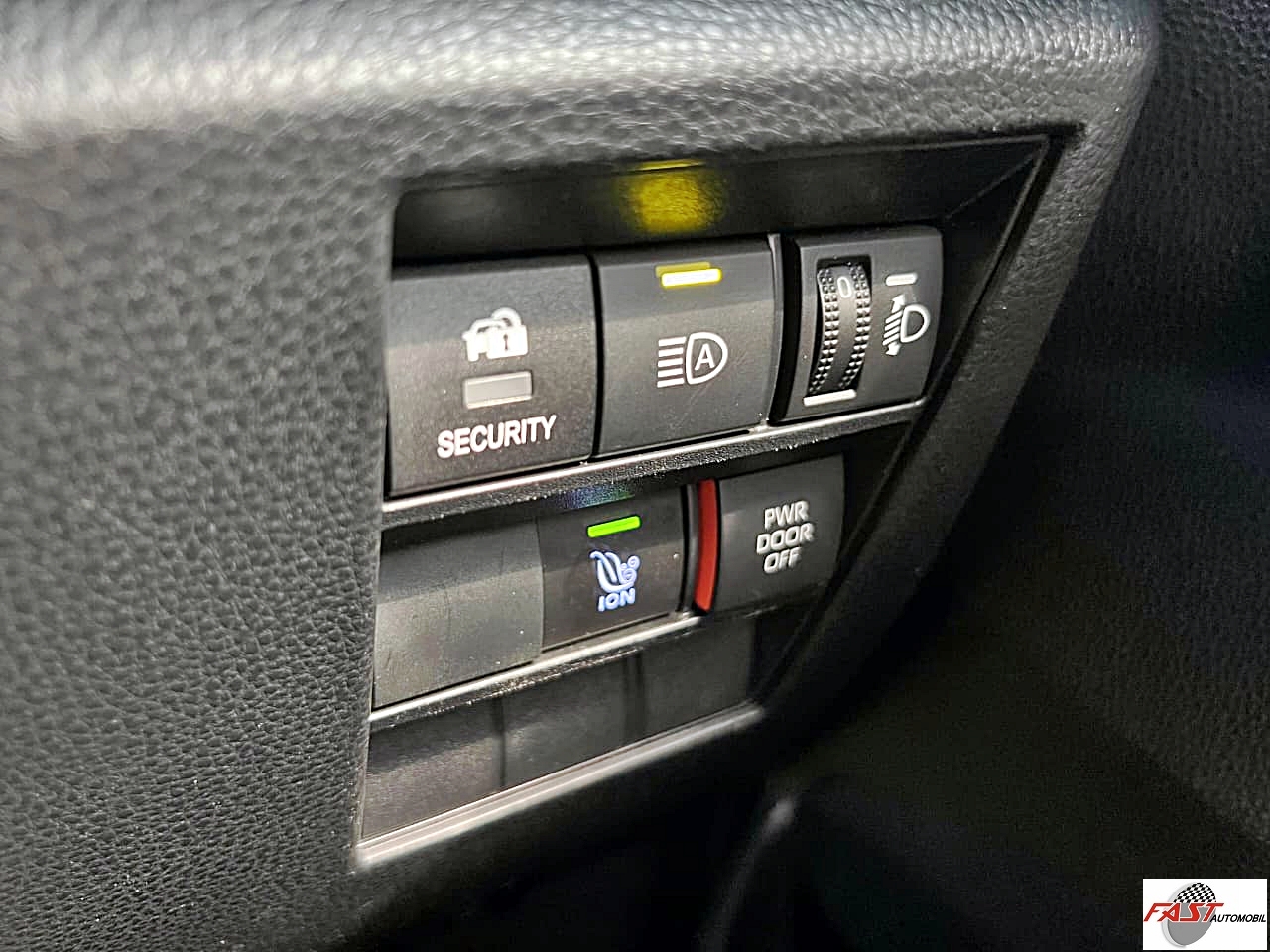 TOYOTA VOXY 2022 HITAM KM 52RB B 1670 NIQ 27