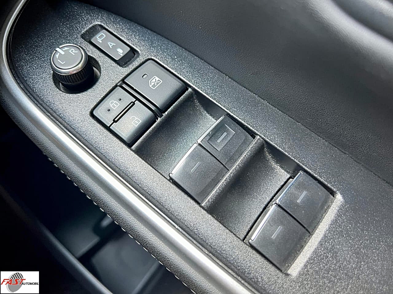 TOYOTA VOXY 2022 HITAM KM 52RB B 1670 NIQ 28