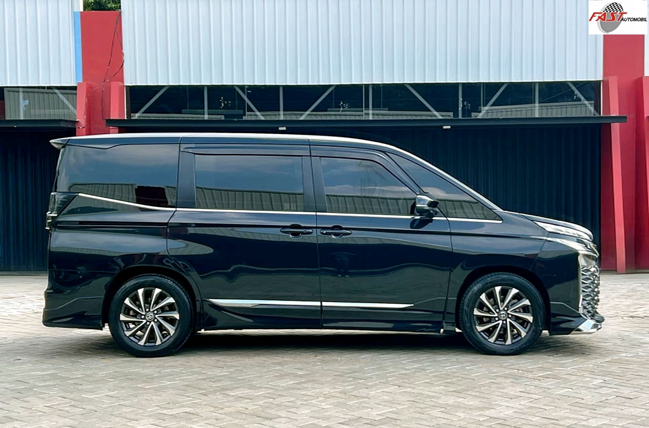 TOYOTA VOXY 2022 HITAM KM 52RB B 1670 NIQ 7