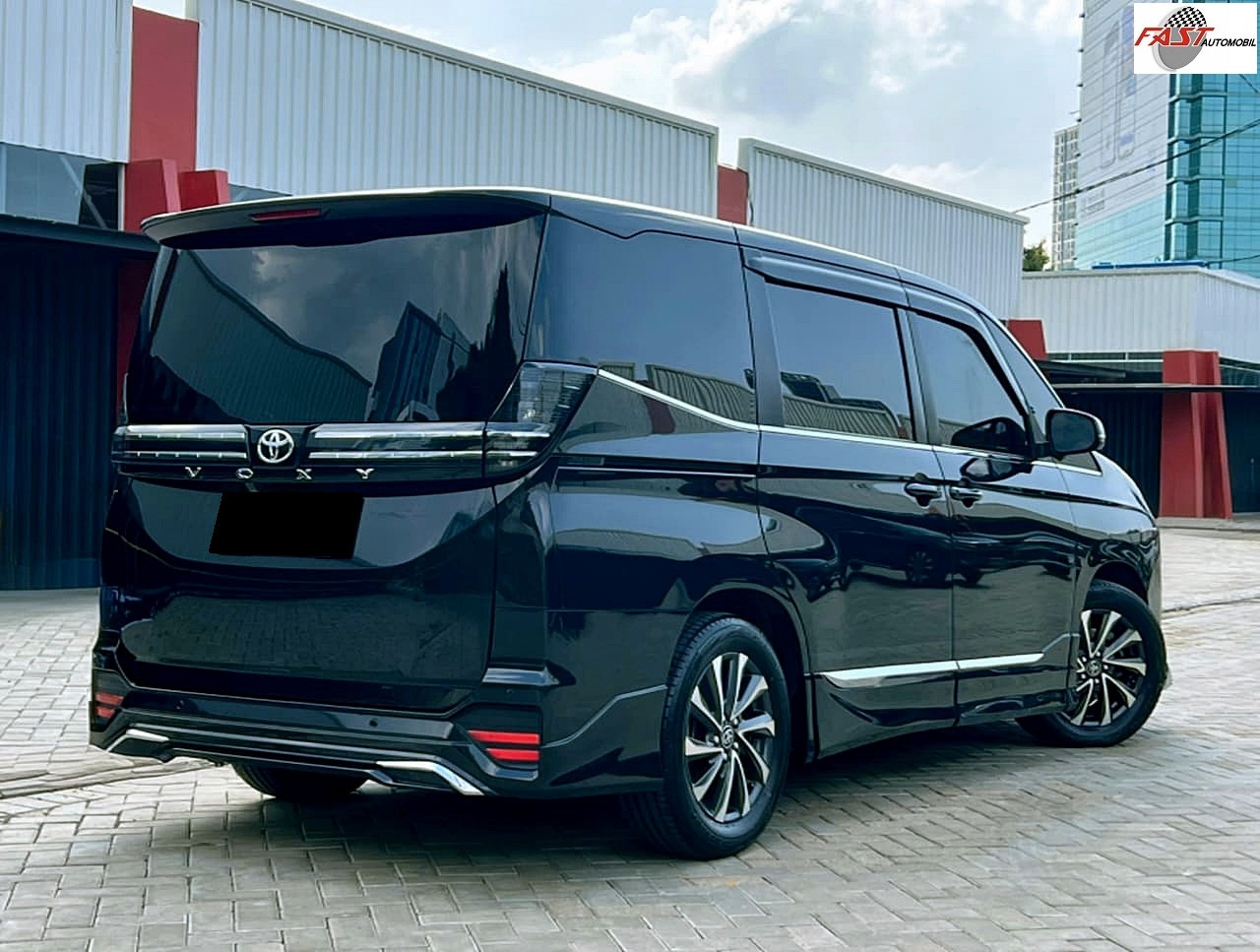 TOYOTA VOXY 2022 HITAM KM 52RB B 1670 NIQ 8