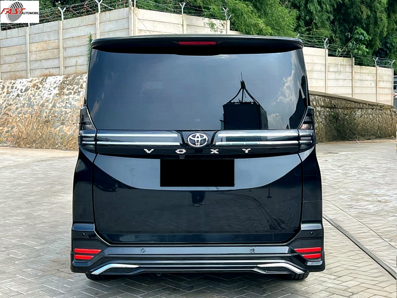 TOYOTA VOXY 2022 HITAM KM 52RB B 1670 NIQ 9