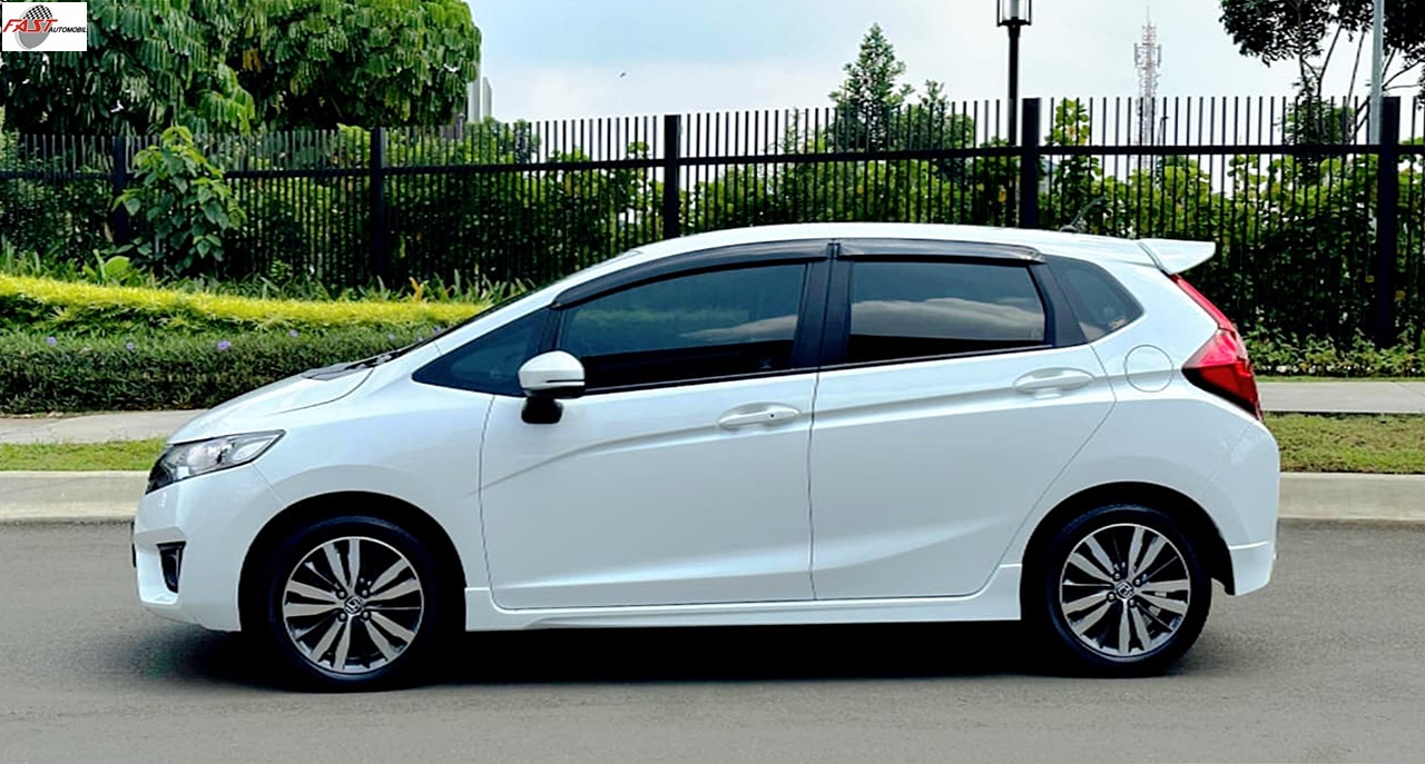 11 HONDA JAZZ RS 2015 PUTIH B 2972 BFK