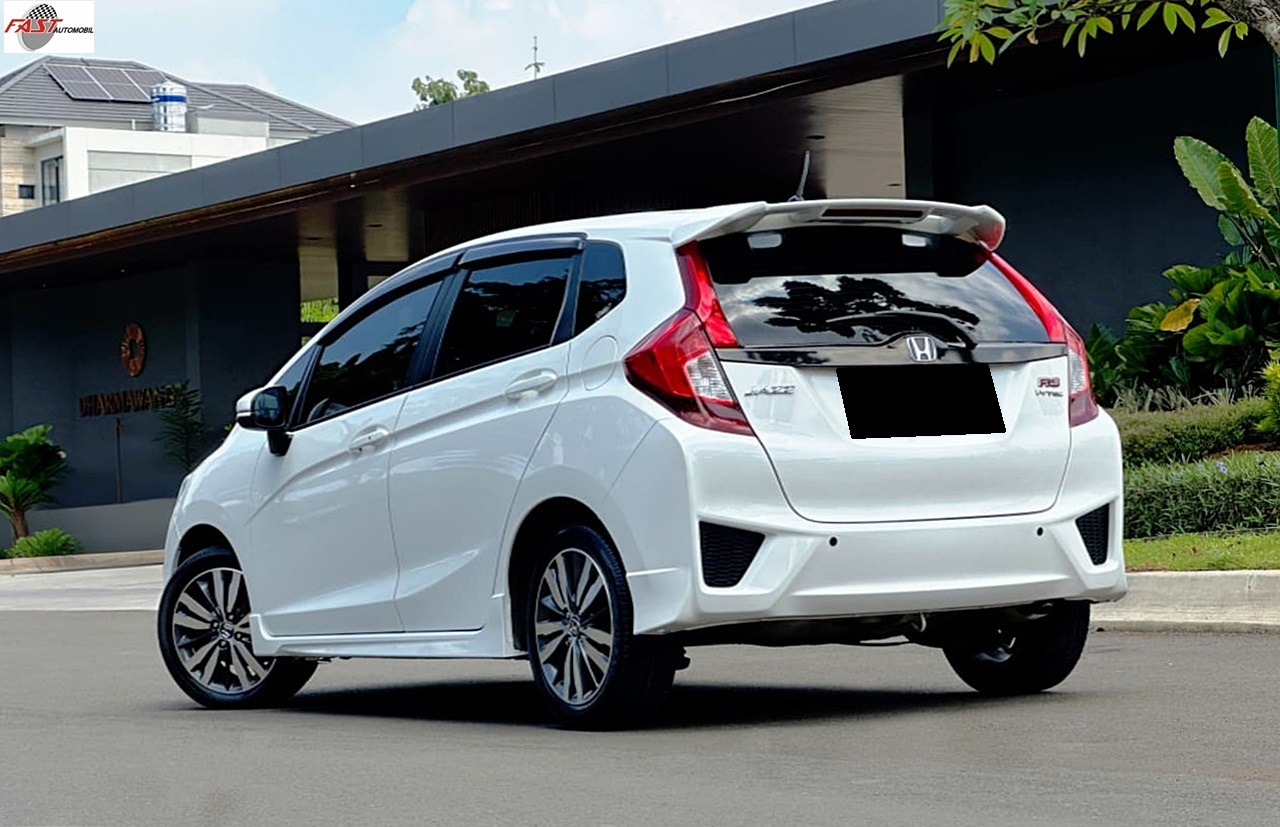 12 HONDA JAZZ RS 2015 PUTIH B 2972 BFK