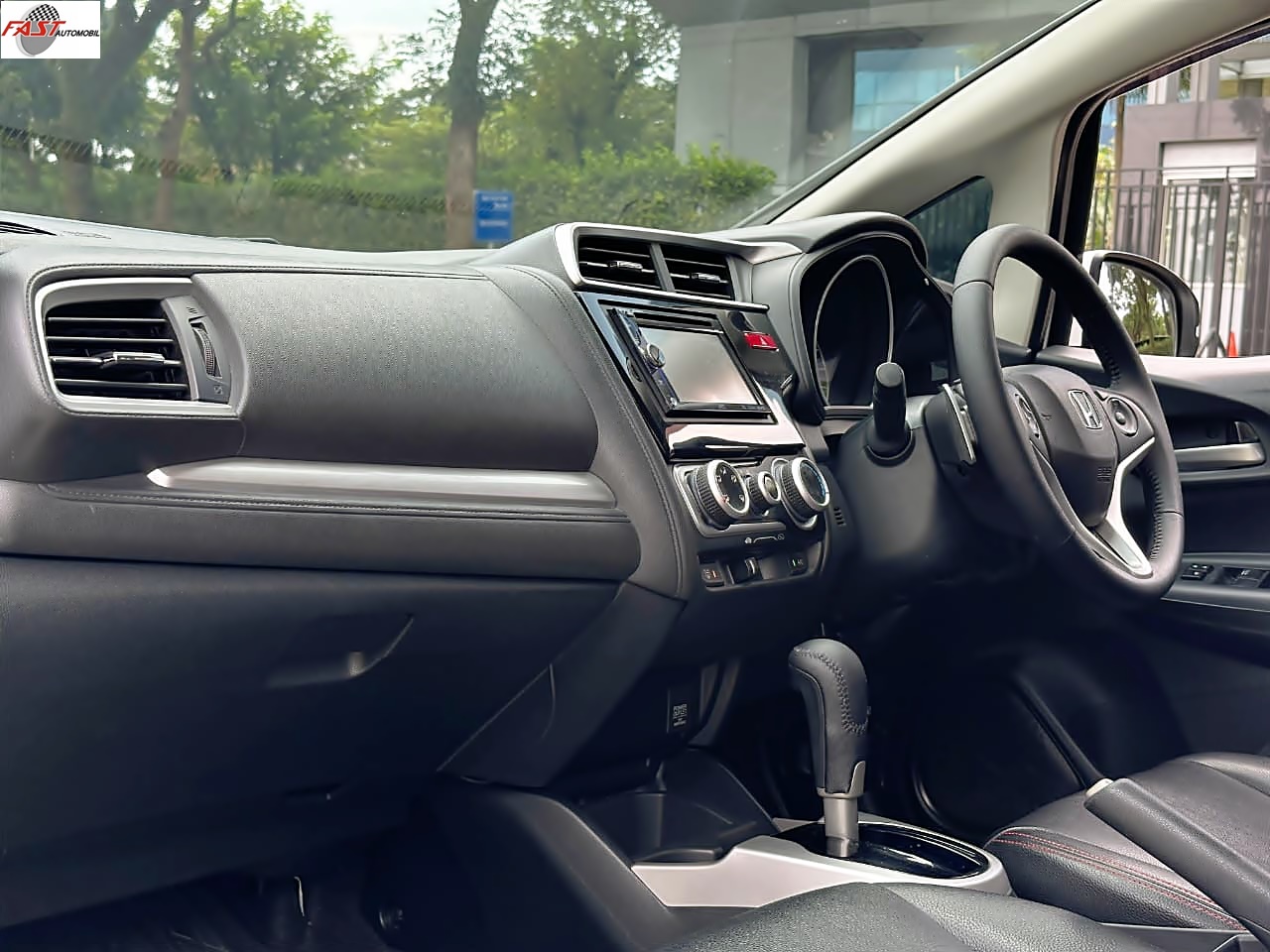 21 HONDA JAZZ RS 2015 PUTIH B 2972 BFK