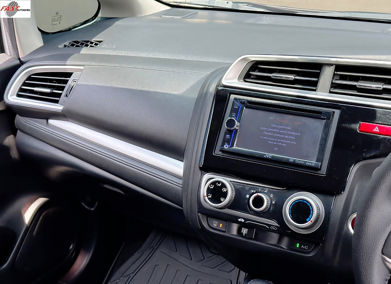 25 HONDA JAZZ RS 2015 PUTIH B 2972 BFK